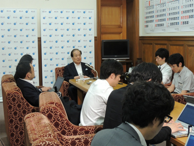 20150701参議院議員会長定例記者会見24.jpg